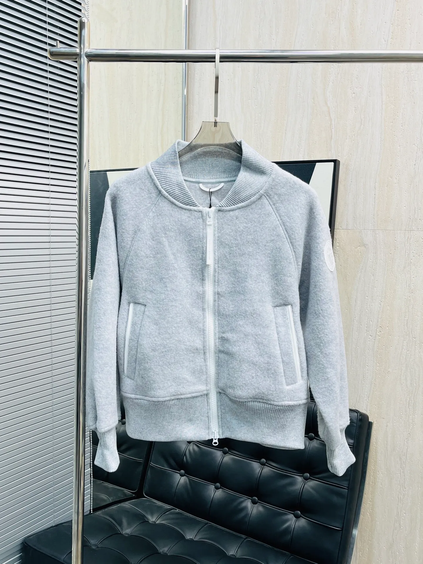 Gray detail P590